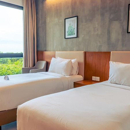 Kambaniru Beach Hotel And Resort Waingapu Buitenkant foto