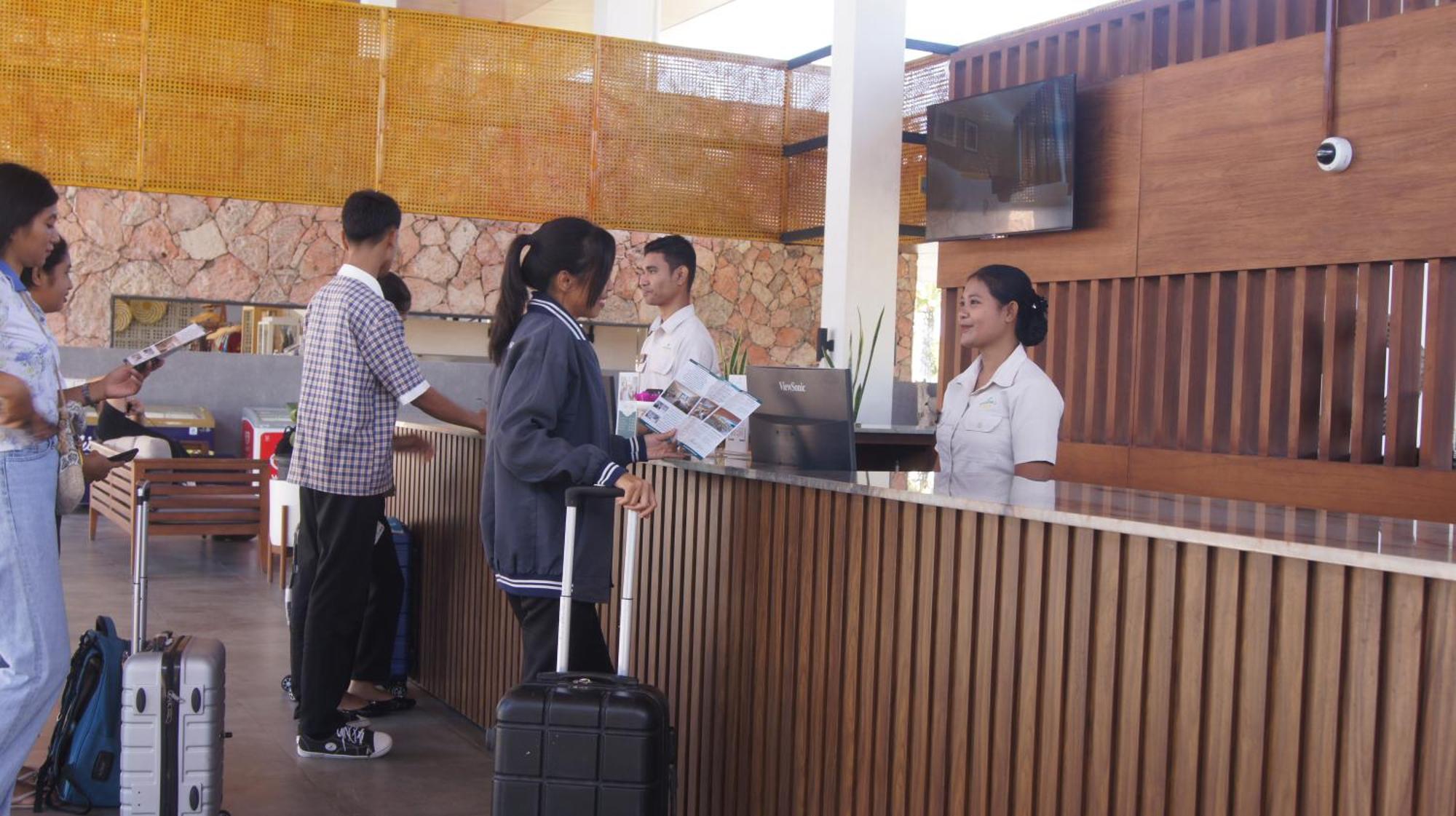 Kambaniru Beach Hotel And Resort Waingapu Buitenkant foto