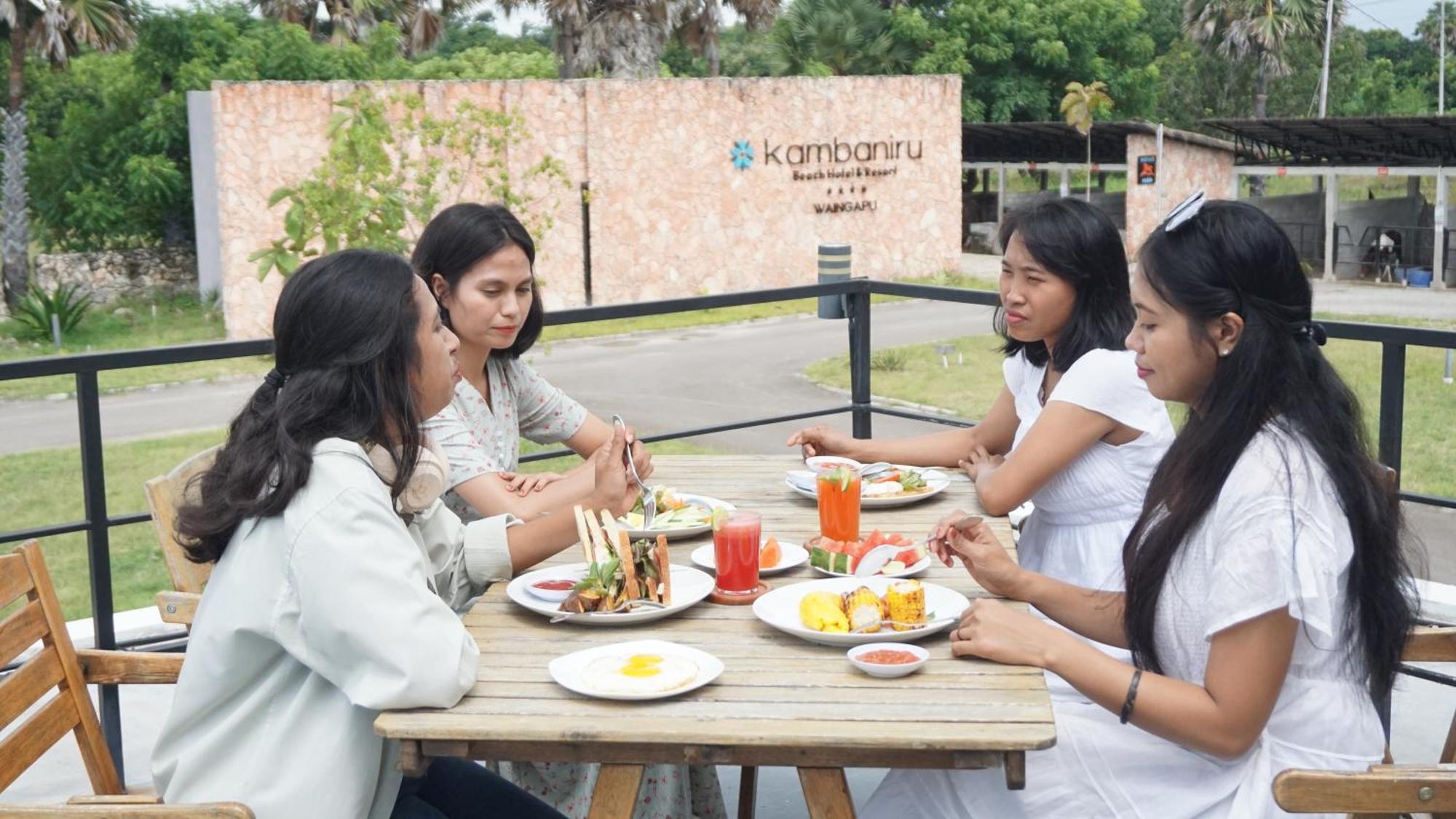 Kambaniru Beach Hotel And Resort Waingapu Buitenkant foto
